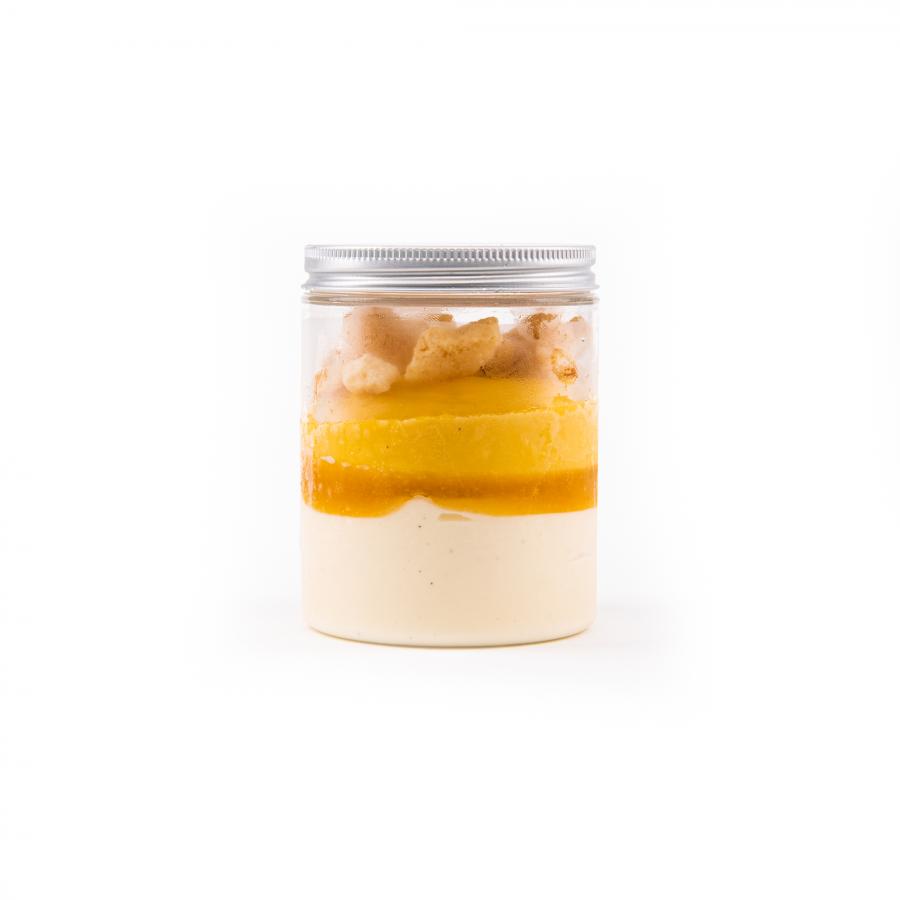 Vanilleijs - coulis exotische vruchten - sorbet van passie en mango - merengue