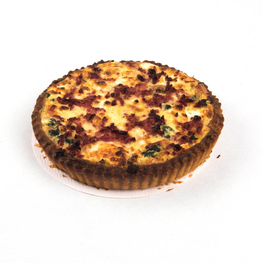 Huisgemaakte quiche met geitenkaas, spinazie en spekjes